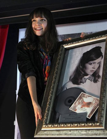 Natalia Lafourcade recibe un Disco de Platino al rebasar las 67.000 copias vendidas de «Mujer divina - Homenaje a Agustín Lara».