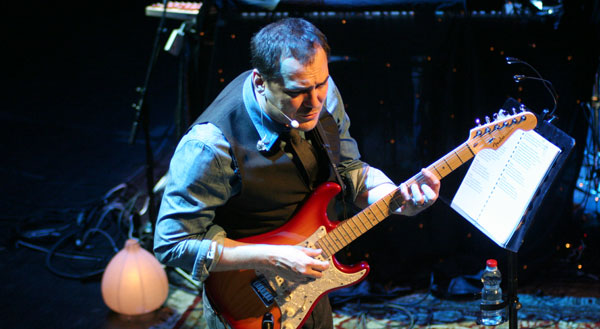 Ismael Serrano en su reciente concierto en el Teatro Barts de Barcelona en el que presentó «Todo empieza y todo acaba en ti». © Xavier Pintanel