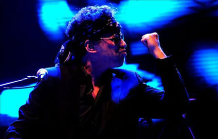 El músico argentino Andrés Calamaro se presenta en el Movistar Arena de Santiago de Chile. Alrededor de 10.000 personas asistieron al recital que se enmarca en la gira Bohemio Tour, que comenzó en Argentina hace pocas semanas.