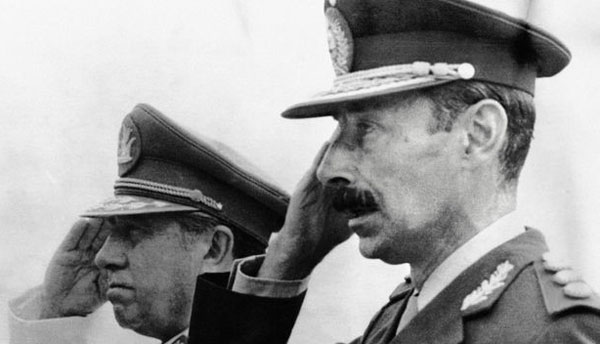 Videla (derecha) y Pinochet (izquierda). Al menos uno de los dos murió en la cárcel.