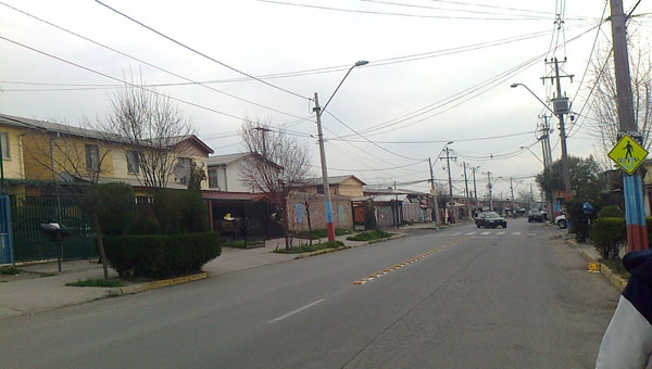 La «avenida Violeta Parra» en La Pintana, hasta hace poco «avenida Francisco Franco». © Panoramio