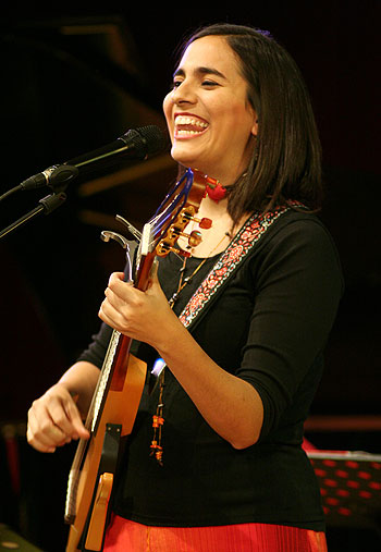 Marta Gómez, presentando «El corazón y el sombrero» en marzo de 2011 © Xavier Pintanel