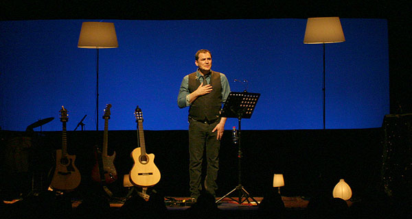 Ismael Serrano en su reciente concierto en el Teatro Barts de Barcelona en el que presentó «Todo empieza y todo acaba en ti». © Xavier Pintanel