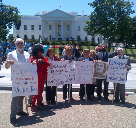 Frente a la Casa Blanca en Washington, EE.UU., el senador Alejandro Navarro junto al diputado Hugo Gutiérrez y juristas de Derechos Humanos de Argentina, Italia, Irlanda, Cuba y Estados Unidos. © Prensa Oficina Parlamentaria