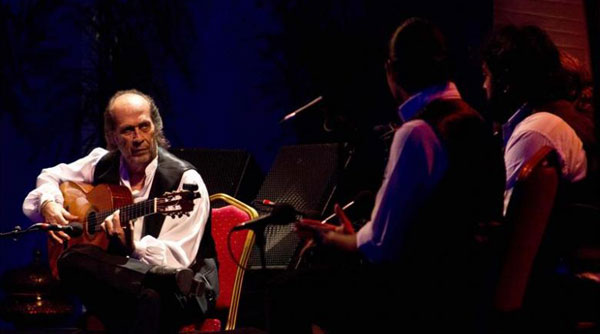 El guitarrista Paco de Lucía, acompañado por los cantaores Rubio de Pruna y David de Jacoba, durante su actuación en el Festival de músicas sacras de Fez. © EFE