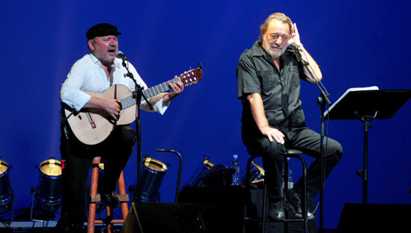 Horacio Salinas, director del Inti-Illimani Histórico, junto a Patricio Manns. © Javier Valenzuela