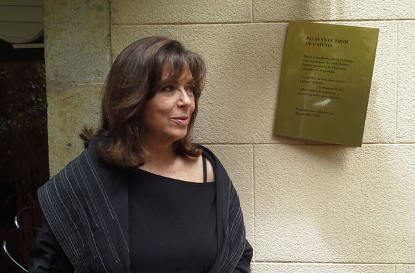 Maria del Mar Bonet frente a la placa del poema de Bartomeu Rosselló-Pòrcel «Pluja en el jardí de l