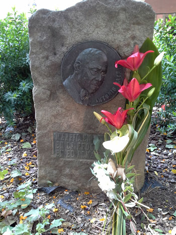 Monumento a Machín en Barcelona: «Marfil en el verso, en la prosa seda, en el alma oro». © Xavier Pintanel