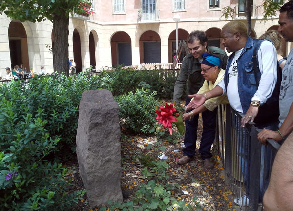 Migdalia Hechavarría deposita unas flores en el monumento a Antonio Machín mientras «El Tosco» le dedica unas palabras. © Xavier Pintanel