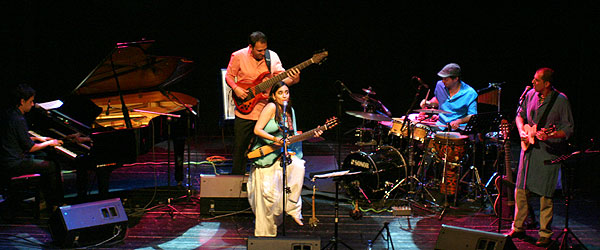 Marta Gómez y su banda. De izquierda a derecha: Juan Andrés Ospina, Santi Greco, Marta Gómez, Salvador Toscano y Juancho Herrera.  © Xavier Pintanel