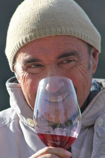 Lluís Llach catando uno de sus vinos. © Elaine Jones