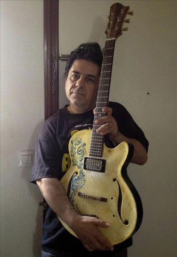  Luis Martín líder de la veterana banda de rock «Lobos Negros» muestra la guitarra de cerámica.