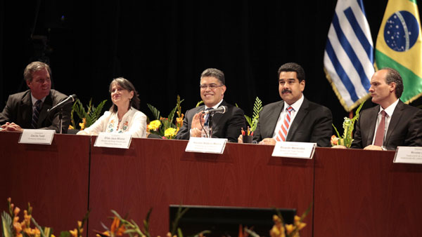 Cecilia Todd en la mesa de la Misión Mercosur, en el Teatro Nacional de Caracas, junto al presidente de Venezuela Nicolás Maduro (segundo por la derecha). © Álex Guzmán/AVN