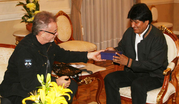 El presidente de Bolivia Evo Morales con León Gieco. © ABI