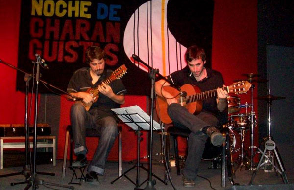 Juan Gau (guitarra) y Patricio Sullivan (charango) son los anfitriones de cada concierto. © Hugo Rodríguez Vilela