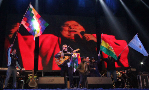 León Gieco en El Alto (Bolivia). © ABI/Enzo De Luca