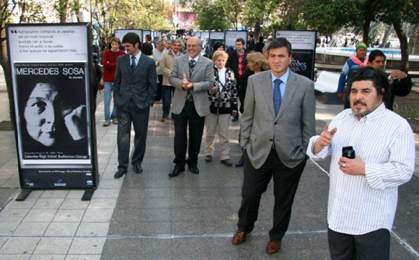 Fabián Matus (izquierda) en la inauguración de la muestra fotográfica en homenaje a Mercedes Sosa. © Prensa Gobierno de Tucumán