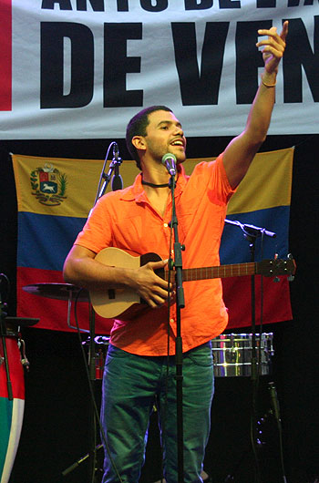 José Alejandro Delgado con su cuatro. © Xavier Pintanel