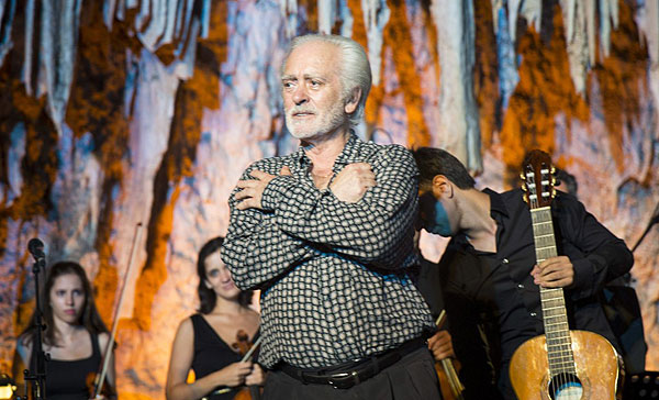 Manolo Sanlúcar en su despedida en el en el Festival Internacional de Música y Danza de la Cueva de Nerja (Málaga).