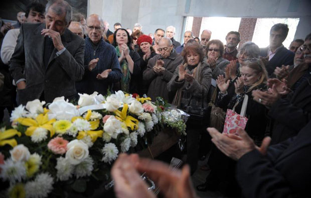 Familiares y amigos despidieron a Don Eduardo Falú en el cementerio de la Chacarita. © Analia Garelli/Télam