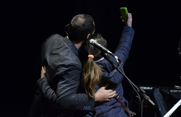 Una «desubicada» fan retratándose con Ismael Serrano en el escenario. © Kaloian Santos Cabrera