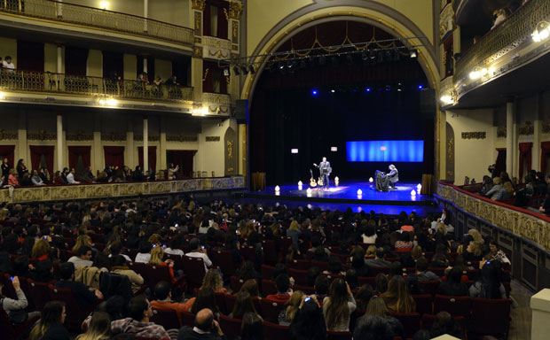 Ismael Serrano en el Teatro Municipal Coliseo Podestá, en la ciudad de La Plata, en Argentina. © Kaloian Santos Cabrera