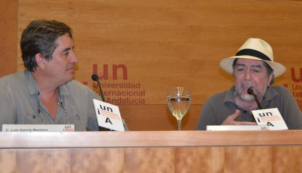 Luis García Montero y Joaquín Sabina durante la inauguración de los cursos de verano de la Universidad Internacional de Andalucía (UNIA) en Baeza. © UNIA