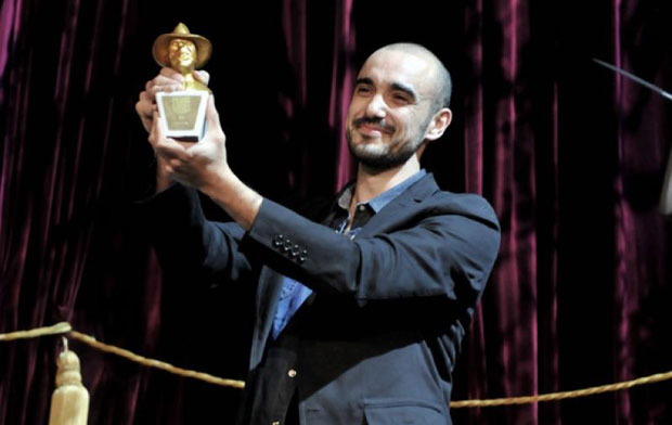 Abel Pintos con el Gardel de Oro © Ramiro Gómez/Télam