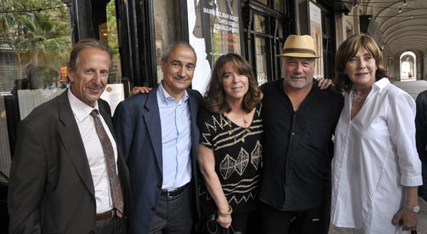 De izquierda a derecha: Xavier Bru de Sala, comisario de l’Any Espriu; Daniel Quer, gerente del restaurante 7 Portes; Maria del Mar Bonet, Joan Massotkleiner y Rosa Novell. © Rosmi Duaso