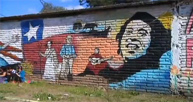 Detalle del mural pintado este fin de semana por cientos de voluntarios en los alrededores del cementerio de Santiago de Chile, donde Víctor Jara fue hallado sin vida días después del golpe de Pinochet.