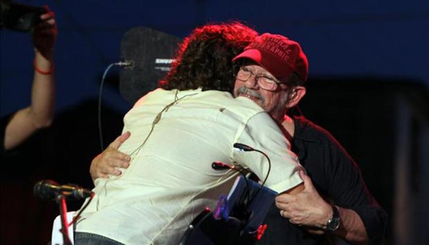 Silvio Rodríguez abraza al músico cubano Robertico Carcassés al que invitó a un concierto este 20 de septiembre de 2013, en La Habana (Cuba), luego de que Carcassés, protagonizara un polémico episodio por cantar frases críticas durante un concierto oficial celebrado la semana pasada en la capital cubana. © EFE