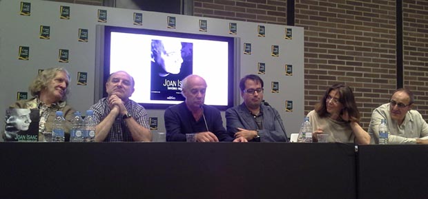 Presentación de «Joan Isaac. Bandera negra al cor» en la Casa del Libro de Barcelona. De izquierda a derecha: Sergio Sacchi, Javier de Castro, Joan Isaac, Luis García Gil, Maria del Mar Bonet y Pere Camps. © Xavier Pintanel