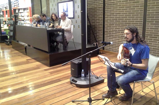 Fernando Lobo canta en la presentación del libro «Joan Isaac. Bandera negra al cor». © Xavier Pintanel