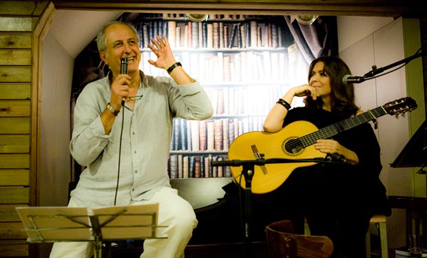 Emilio Garrido y Maria del Mar Bonet inauguraron el Ciclo de conciertos «Música entre libros» en la librería Laie de Barcelona. © Juan Miguel Morales