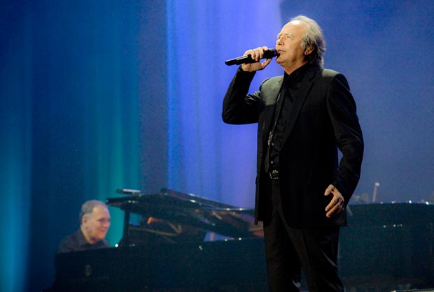 Joan Manuel Serrat —en la foto acompañado por Ricard Miralles— obró de «maestro de ceremonias» en el «Concierto contra el alzhéimer. Por un futuro sin alzhéimer» en el Palau Sant Jordi de Barcelona. © Juan Miguel Morales