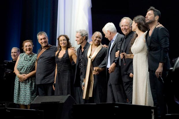 De izquierda a derecha: Ricard Miralles, Diana Garrigosa, Gil Dor, Noa, Joan Albert Amargós, Barbara Hendricks, Pasqual Maragall, Joan Manuel Serrat, Sílvia Pérez Cruz y Miguel Poveda. © Juan Miguel Morales