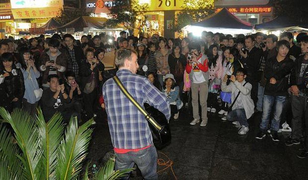 David García Lou, «Lou Dawei», cantando en una calle de China.