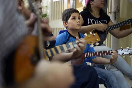 Niños venezolanos alivian el cáncer con violines, cuatros, maracas y mandolinas © Juan Barreto