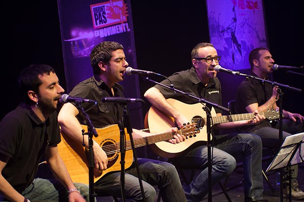 La banda valenciana Obrint Pas en un concierto acústico en el Festival BarnaSants de 2012. © Xavier Pintanel