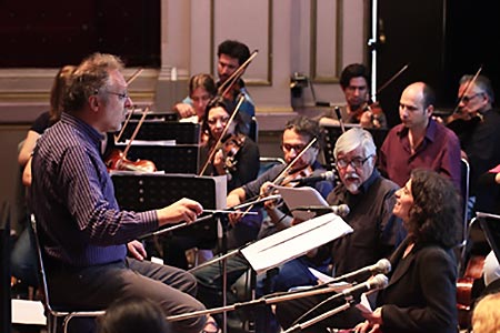 Nicolas Rauss, Jorge Coulón y Evelyn Cornejo con la Orquesta Clásica y Coro de la Universidad de Santiago de Chile en un ensayo de «Víctor Jara Sinfónico».