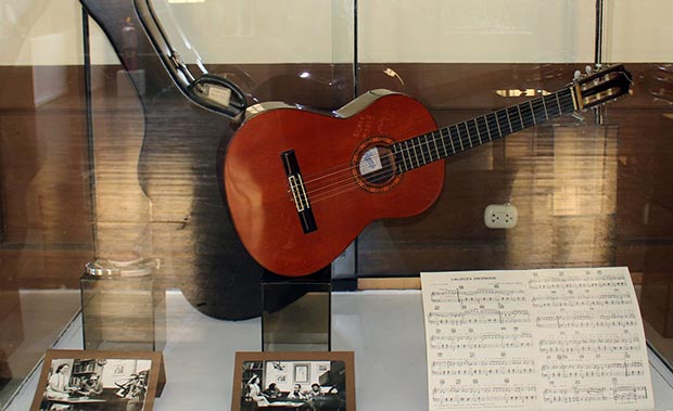 La exhibición muestra artículos como la guitarra de Chabuca Granda. © ANDINA