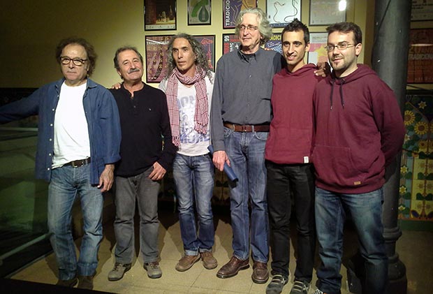 Algunos de los participantes en el Circuit Folc 2013 en la conferencia de prensa de esta mañana en Barcelona. De izquierda a derecha: Ton Rulló (Coses), Miquel Estrada (Coses), Josep Maria Ribelles, Jordi Fàbregas (Coses), Roger Andorrà (Laietans) y Roger Cucurella (Laietans). © Xavier Pintanel