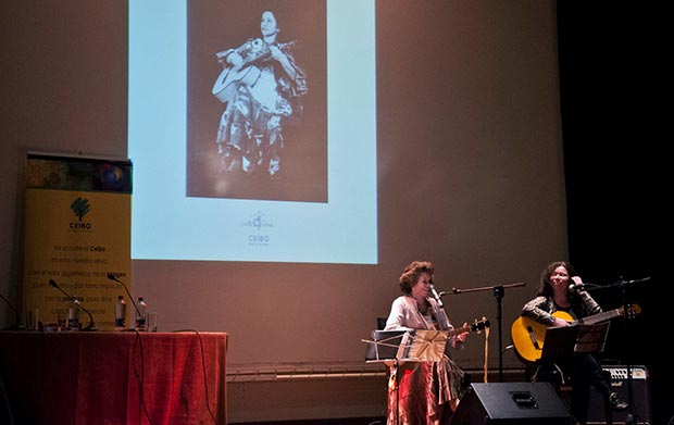 Isabel y Tita Parra cantan en la presentación del libro «Cantos folklóricos chilenos» de Violeta Parra. © CEIBO