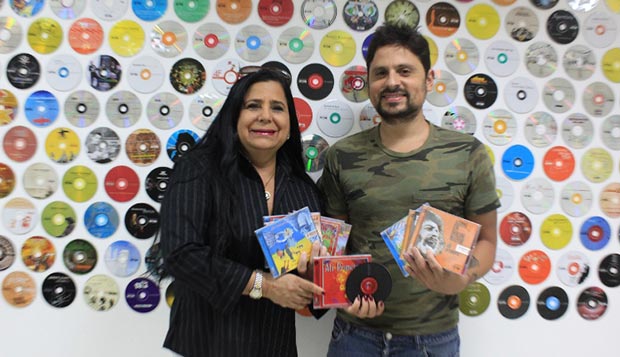 Sol Musset y Servando Primera, viuda e hijo respectivamente del trovador venezolano Alí Primera, muestran los discos reeditados del «cantor del pueblo».