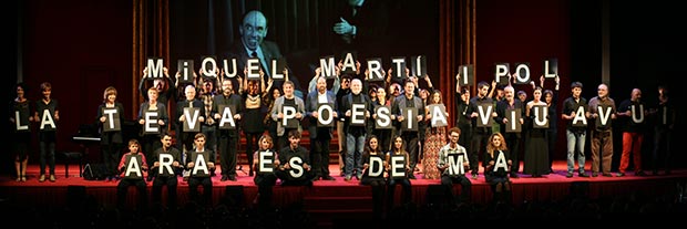 Actores, músicos y periodistas se despidieron mostrando las letras que formaban la frase «Miquel Martí Pol, tu poesía vive hoy, ahora es mañana». © Xavier Pintanel