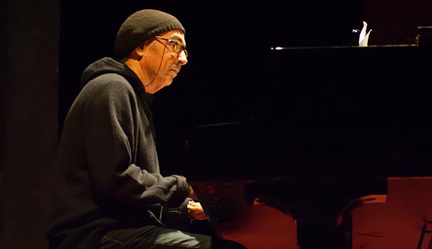 Lluís Llach participó en el acto acompañando al piano a la actriz Silvia Bel. © Xavier Pintanel