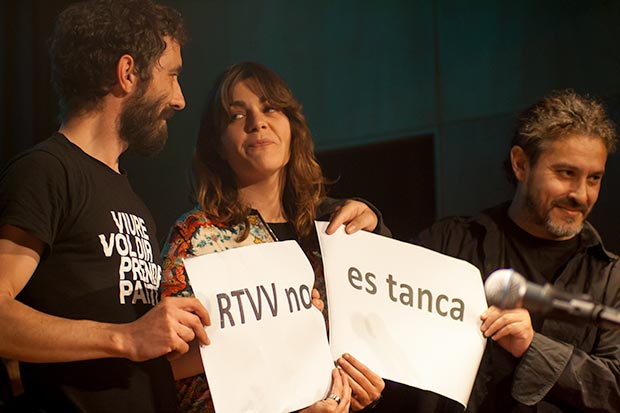 También hubo lugar para la reivindicación: Los valencianos Borja Penalba, Clara Andrés y Tomàs de los Santos sostienen un cartel contra el cierre de la Radio Televisión Valenciana. © Xavier Pintanel