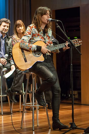 La valenciana Clara Andrés interpreta la musicación del poema de Josep Pedrals «Personatges», ganadora del I Certamen Terra i Cultura Miquel Martí i Pol. © Xavier Pintanel