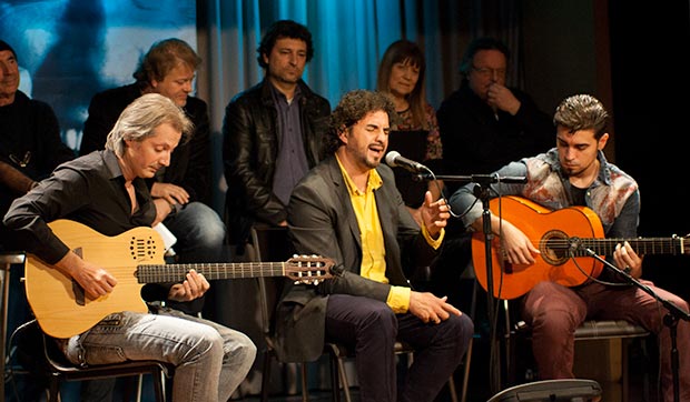 Joan Manuel Galeas interpreta «Em declaro vençut» sobre un poema de Miquel Martí i Pol, ganador ex aequo del III Certamen Terra i Cultura. © Xavier Pintanel