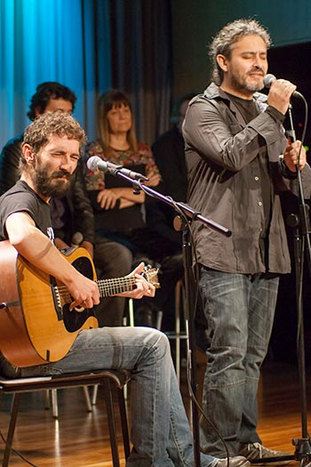 El valenciano Tomàs de los Santos, acompañado por Borja Penalba interpreta «Homenatge anònim XV» de Vicent Andrés Estellés, ganador del IV Certamen Terra i Cultura Miquel Martí i Pol. © Xavier Pintanel